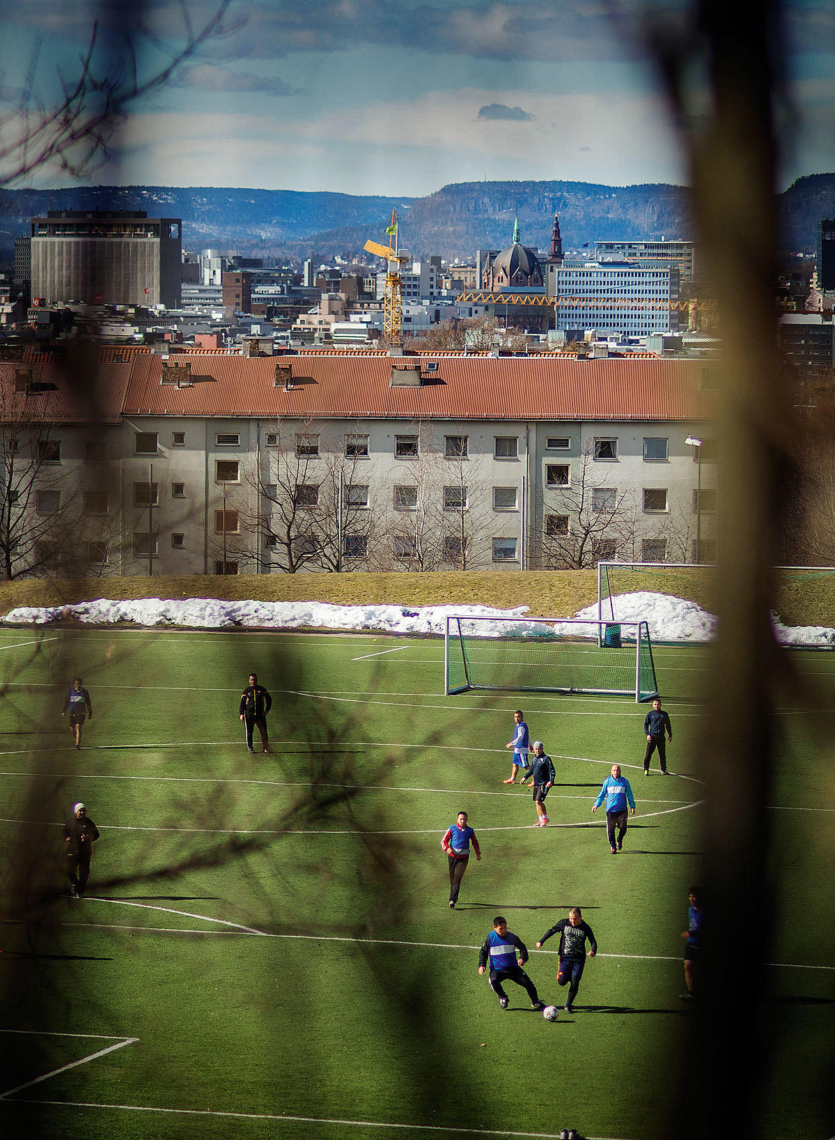 – Vi mangler kunnskap om hva jentene ønsker seg i utendørsanlegg for selvorganisert aktivitet, sier landskapsarkitekt Vigdis Rishaug. Mange jenter foretrekker lekeplasser framfor ballbaner og skateramper – og det gjelder jenter i alle aldre. Foto: Lars Gartå