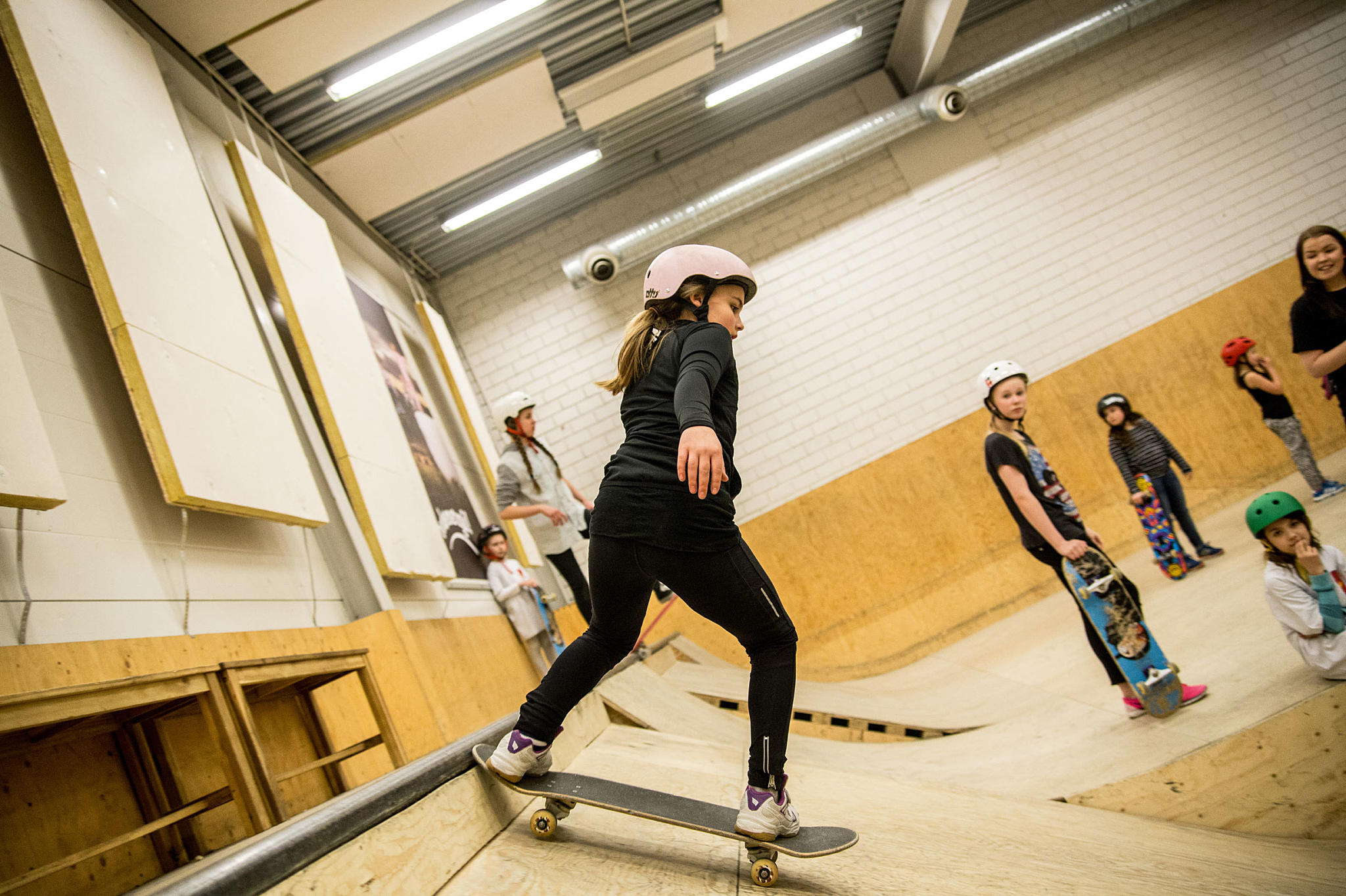 Bodø har det største jenteskatemiljøet i Norge. Fra jentekveld i Bodø Skateboardklubb, Fjølhangaren i Bodø, mars 2015. Foto: Markus André Jensen
