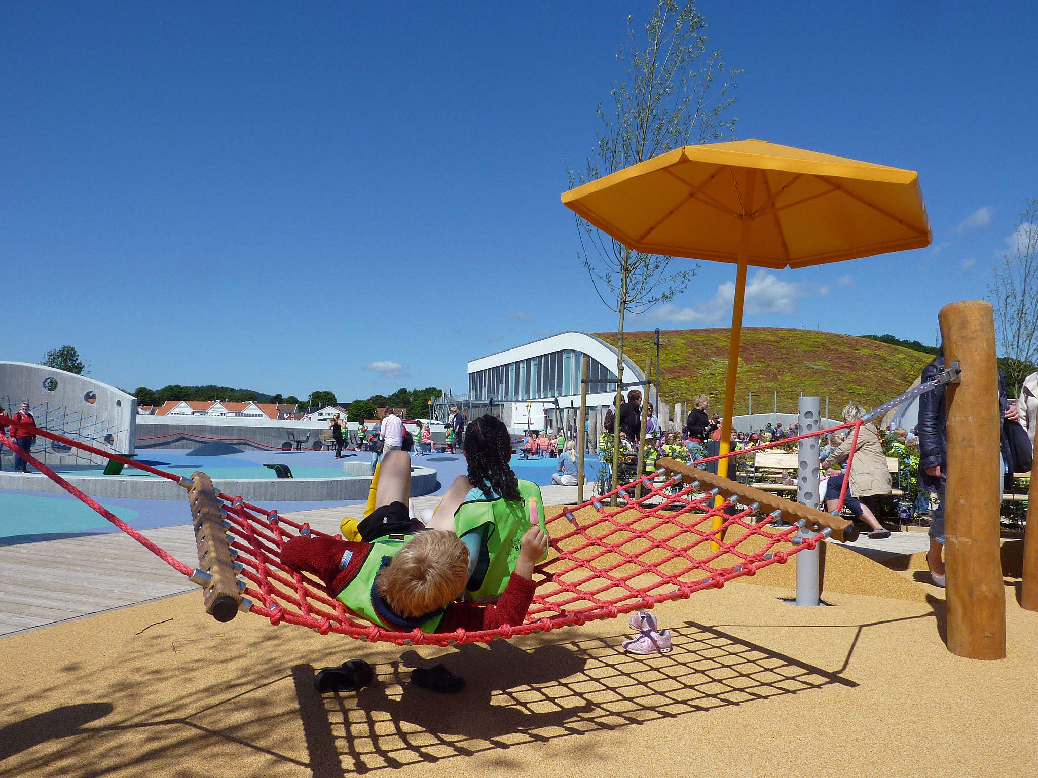 Bedre enn bowling og pizza! Fra parken ved kulturhuset Buen i Mandal. Landskapsarkitekter: Asplan Viak, 2012. Foto: Asplan Viak