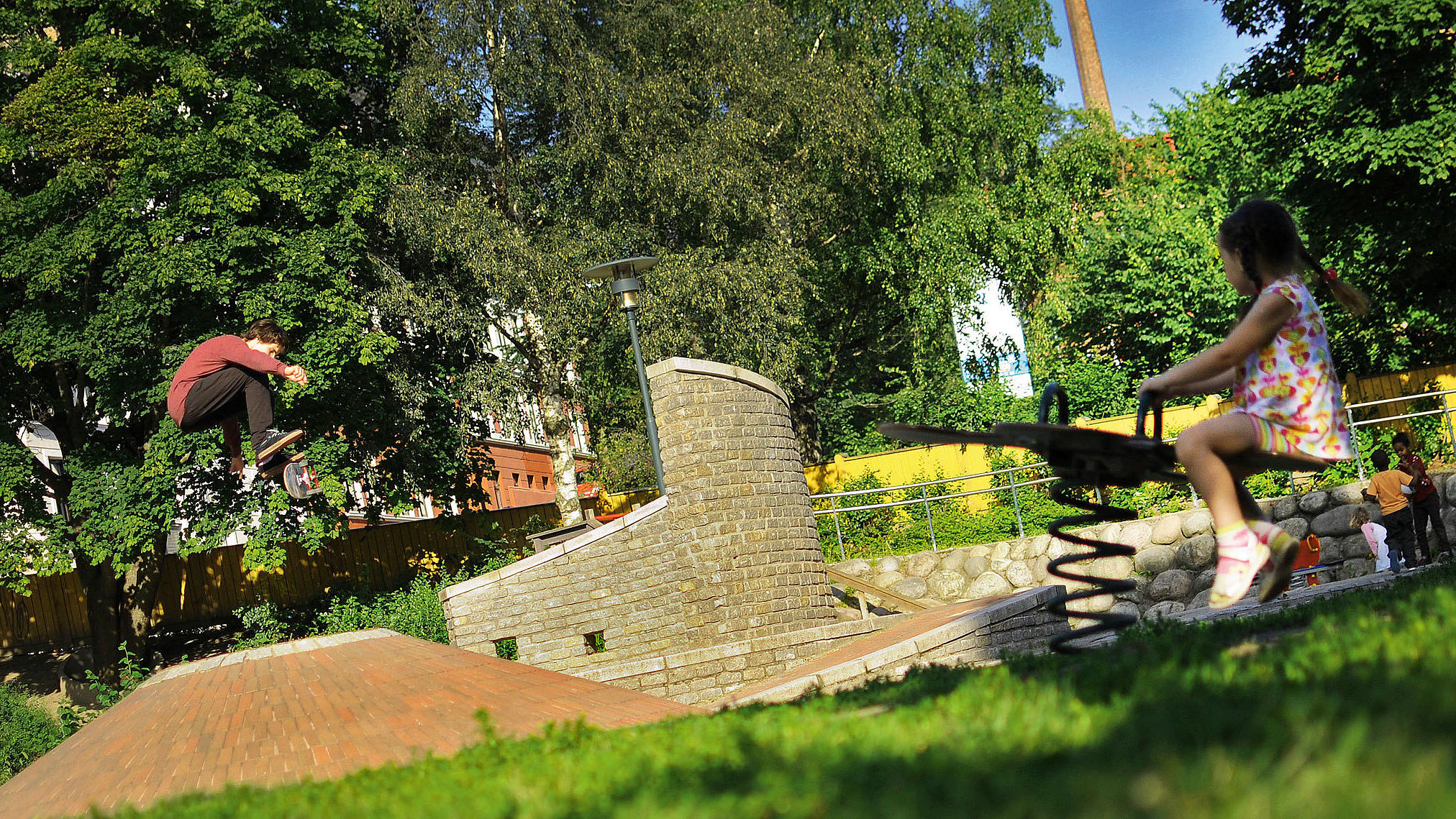 Jan Henrik gjør en heelflip i Sommerfrydhagen park på Tøyen i Oslo. Landskapsarkitekter: Bjørbekk & Lindheim, 1995 Foto: Lars Gartå