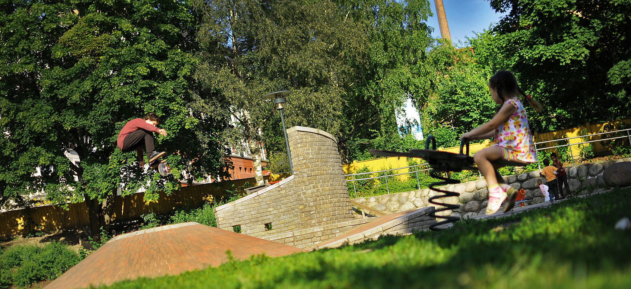 Jan Henrik gjør en heelflip i Sommerfrydhagen park på Tøyen i Oslo. Landskapsarkitekter: Bjørbekk & Lindheim, 1995 Foto: Lars Gartå