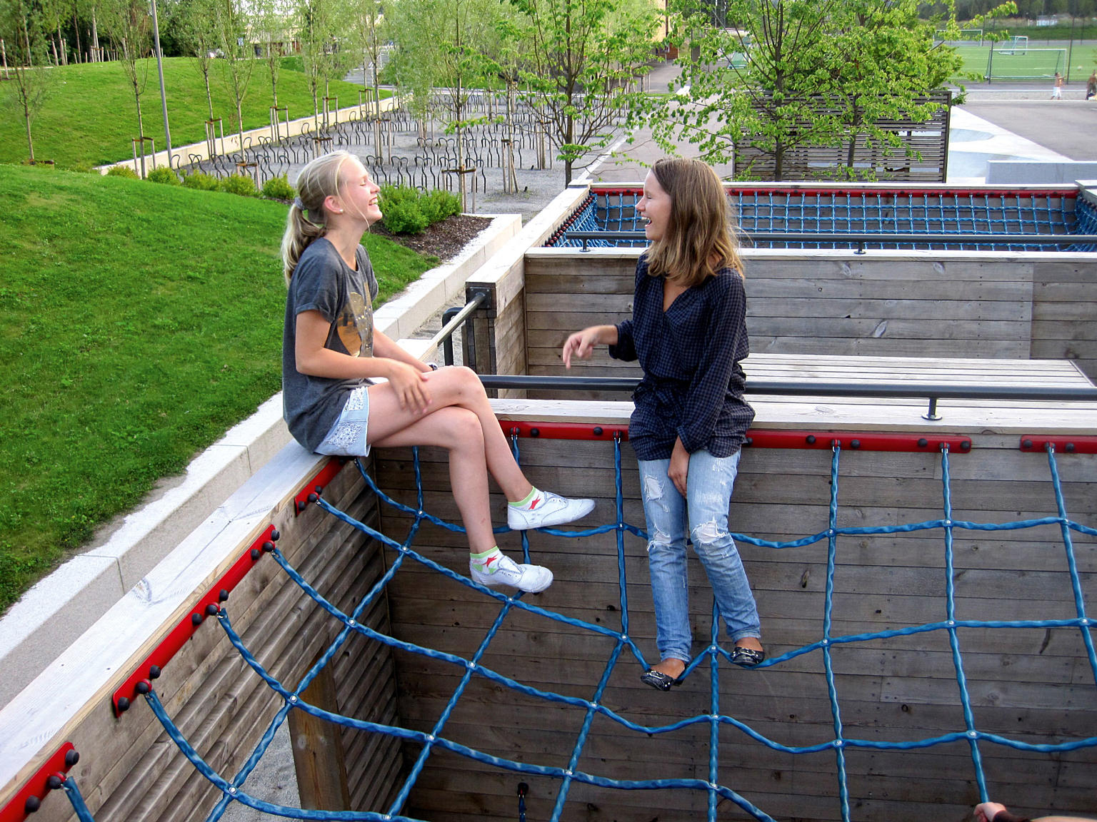 Jenter liker for eksempel å snakke og bevege seg samtidig. Fra Hundsund ungdomskole i Bærum. Bjørbekk & Lindheim, 2008.