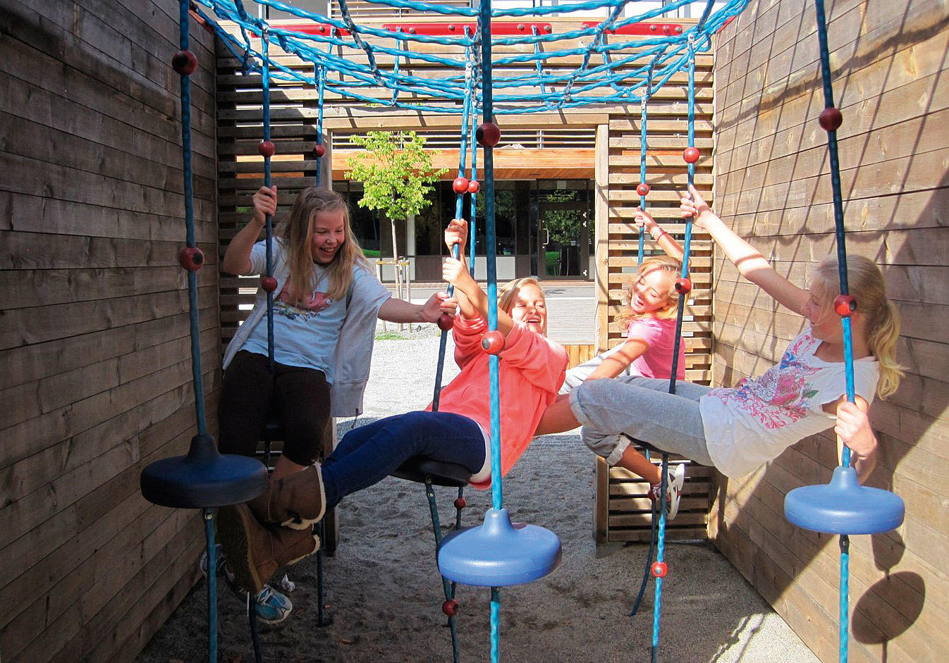 Jenter er også aktive, men på andre måter enn guttene. Fra Hundsund ungdomsskole i Bærum. Landskapsarkitekter: Bjørbekk & Lindheim, 2008. Foto: Bjørbekk & Lindheim
