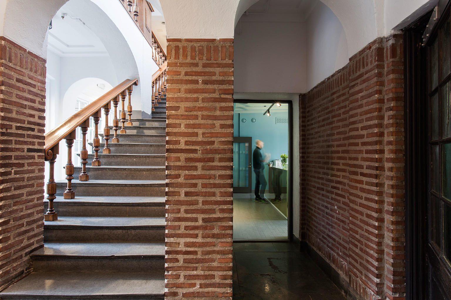 Trappehallen har fått en romantisk nybarokk stil i Arnstein Arnebergs tidligere restaurering.