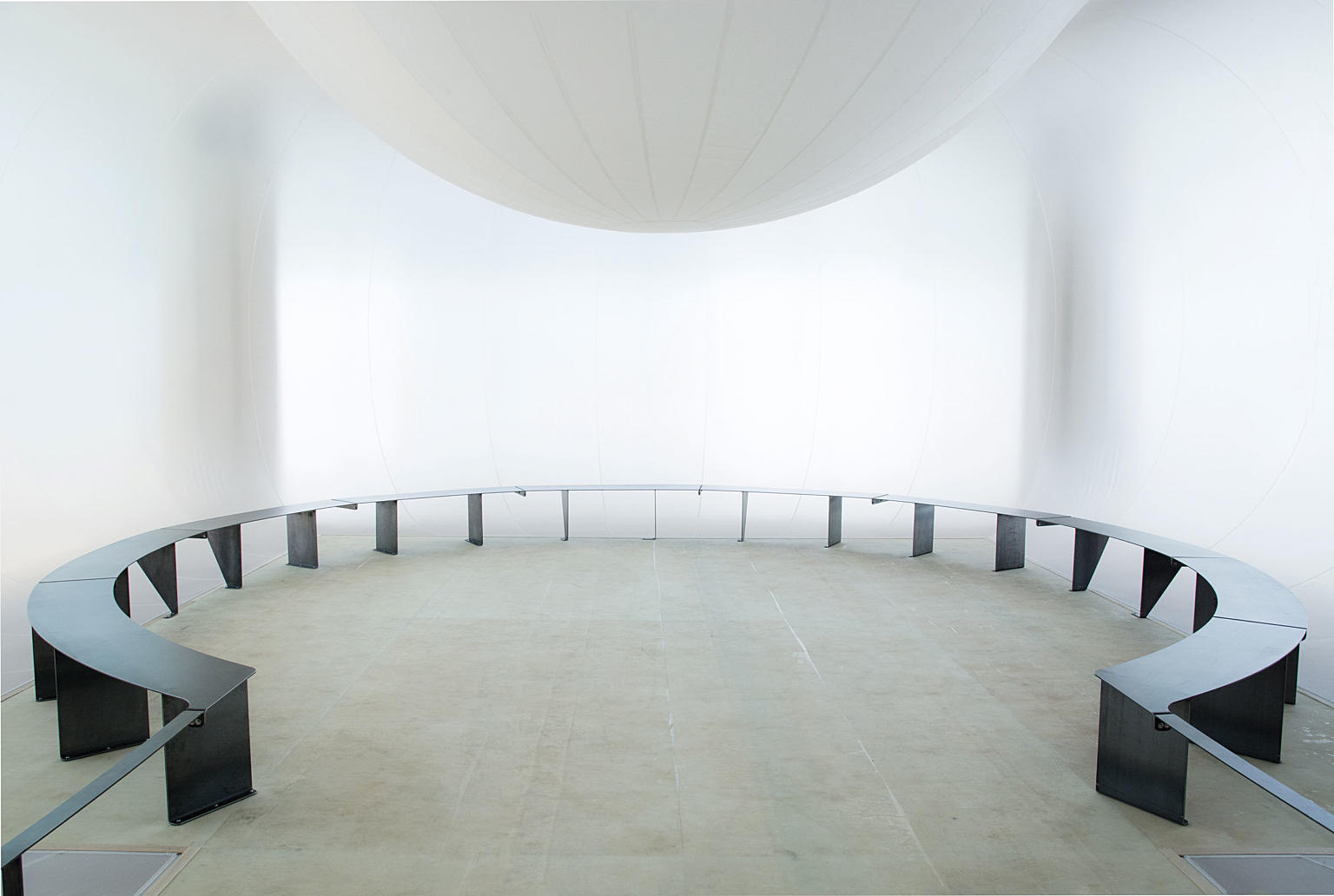 Den nye installasjonen er utstyrt med en stålbenk der man kan sitte og merke rommet “puste”.