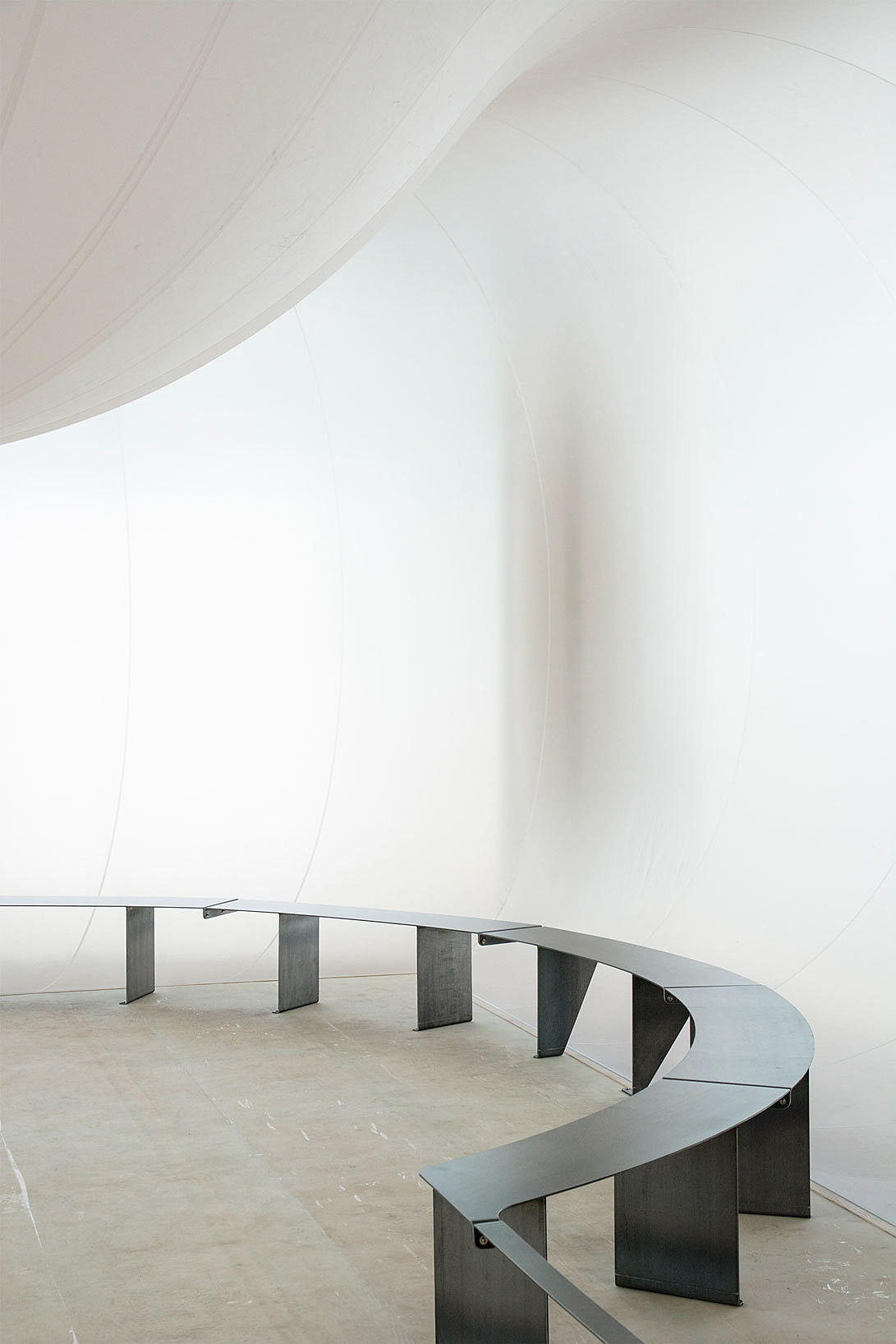 Den nye installasjonen er utstyrt med en stålbenk der man kan sitte og merke rommet “puste”.