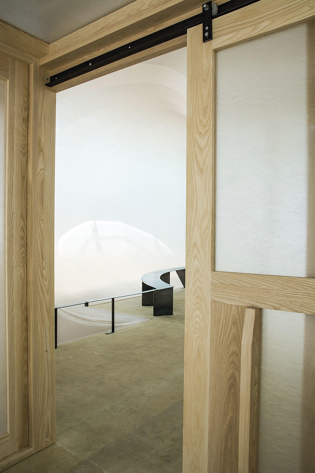 Fra slusen inn i det oppblåste rommet.