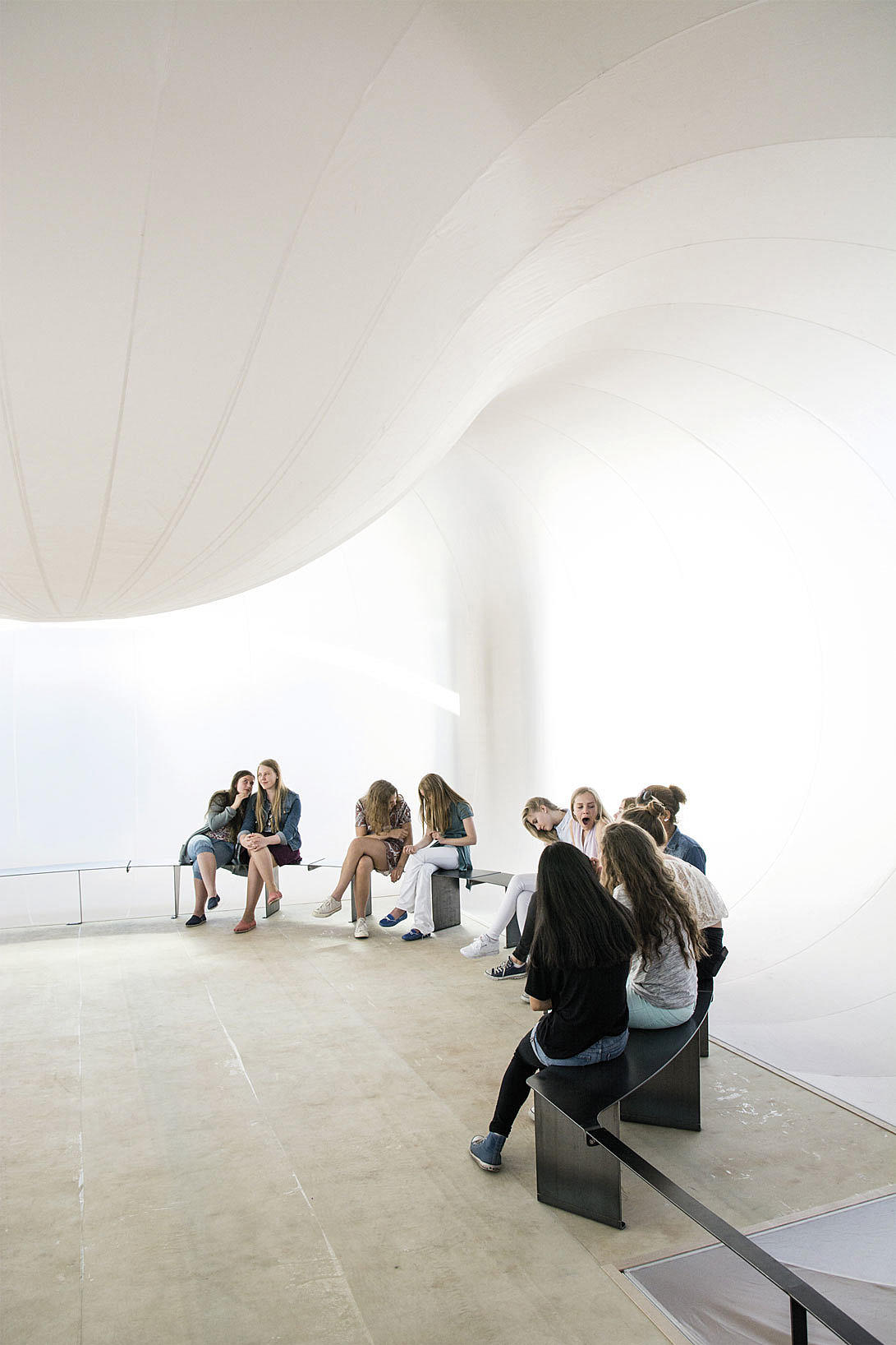 Manthey Kulas installasjon er ikke en fullskala reproduksjon av Fehns paviljongutkast, men kan oppleves som et rom.