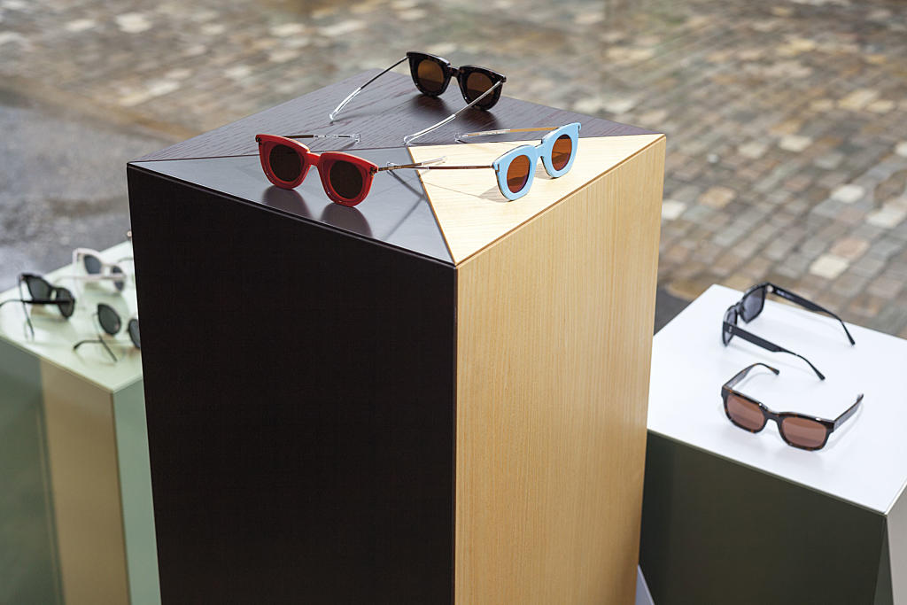 Midt på gulvet står egne bokser for å fremheve nyheter og enkeltelementer. 