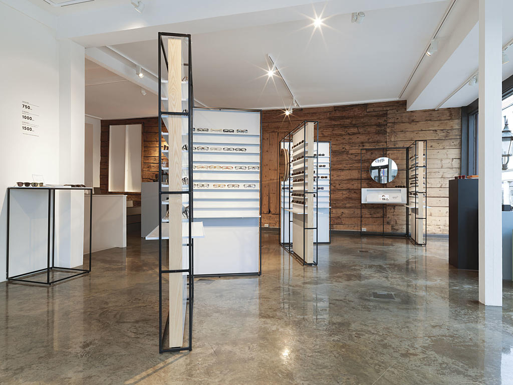 De underliggende lafteveggene er eksponert i interiøret. 