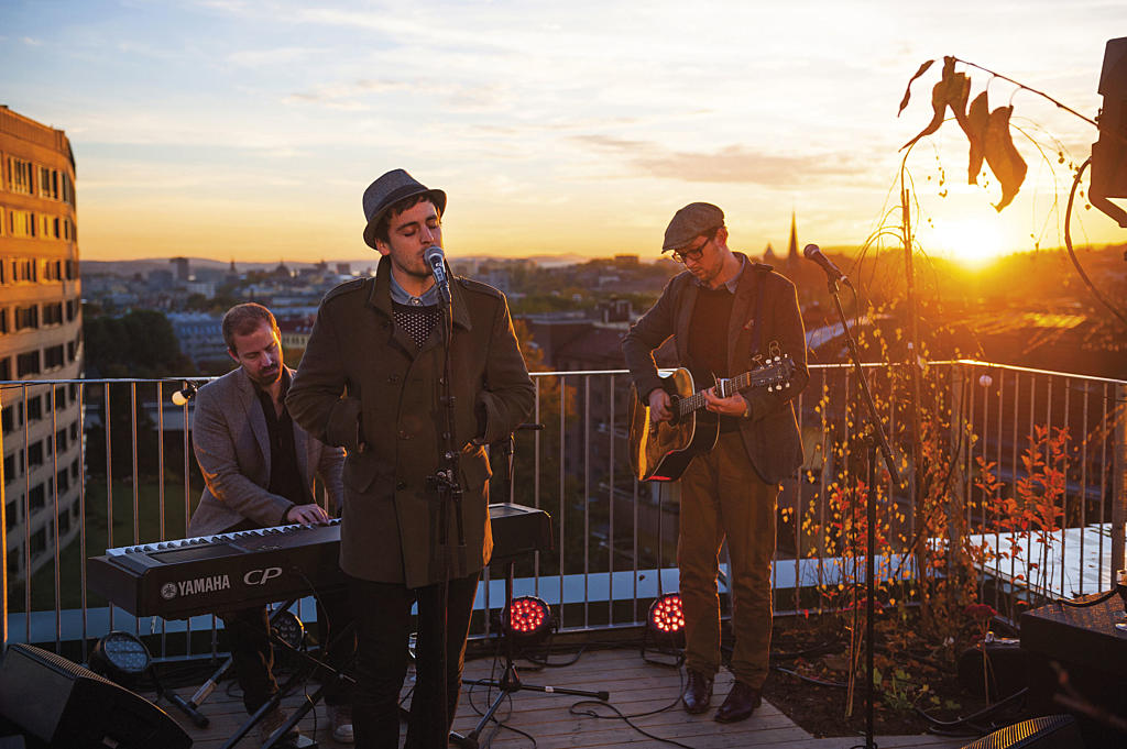 Fellesområdene på taket brukes overraskende mye, kan beboerne fortelle. De private balkongene og parsellene brukes mindre, til fordel for det sosiale samværet med de andre i huset. 
