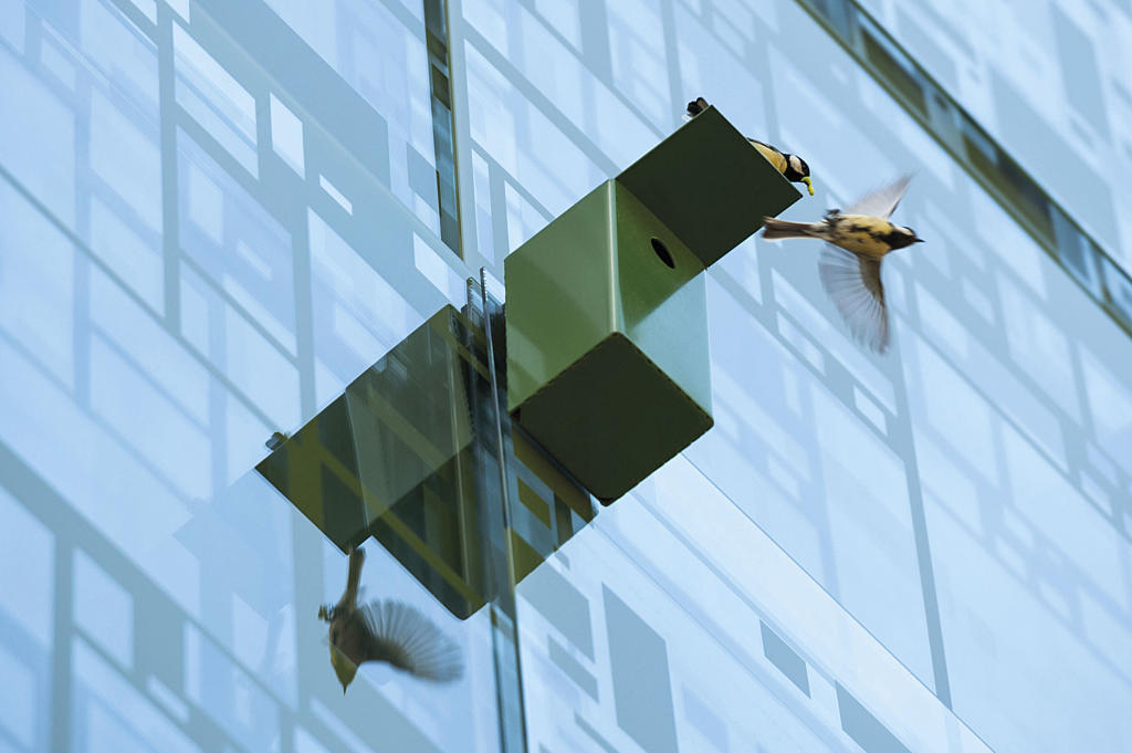 Glassfasaden er utviklet som et FOU-samarbeid mellom arkitekten og leverandørene. Lagene i fasaden gir mulighet for åpninger, relieffvirkninger og energifordeler. 