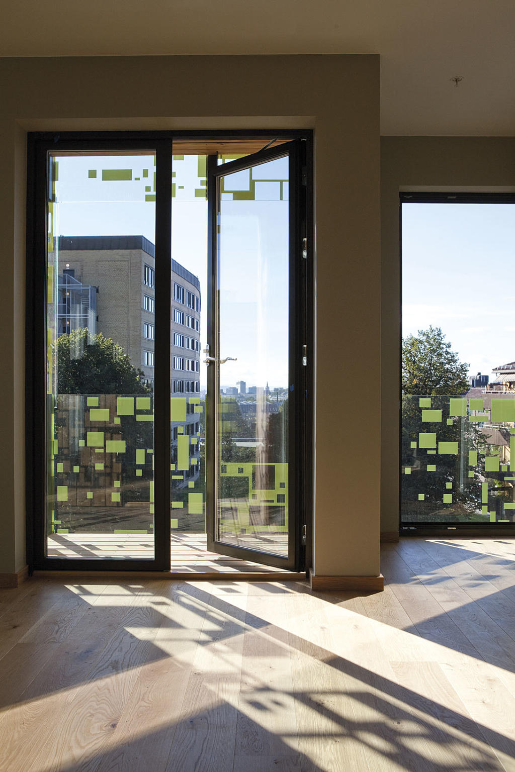 Ifølge beboer Silje Øygarden fungerer den grønne fasadekledningen bra gjennom årstidene – fargen kommer tydeligere frem om vinteren, mens den i sommer-halvåret blandes inn i utsikten.– Utenfra virker det nok mer prangende enn når man er inne, for da går det i ett med naturen, sier hun. 