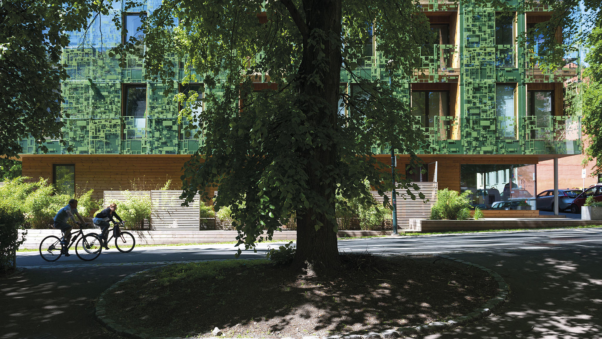 Green House er planlagt for å gi noe tilbake til omgivelsene, men beboerne i første etasje har hatt en utfordring med at folk overnatter på terrassene deres. – Overgangen mellom det som er privat og offentlig er ikke tydelig nok, sier Vidar Knutsen.