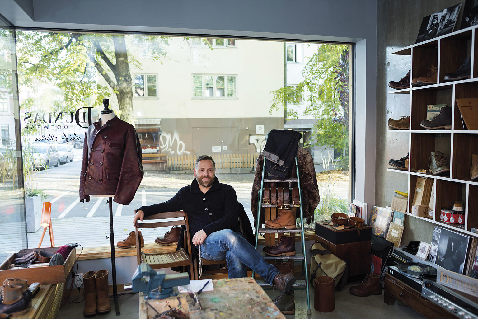 Helge Mamen, deleier i Dundas skobutikk i første etasje, er komfortabel med at butikken er blitt et samlingssted for beboerne i huset.