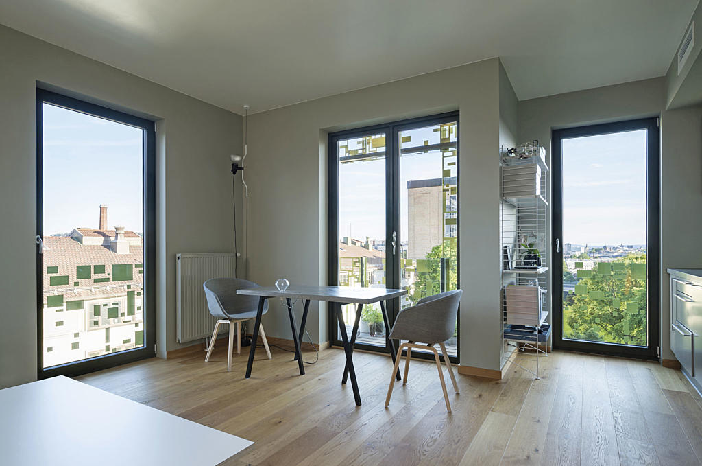 Planen er organisert slik at du hele tiden ser ut, og bak glassfasaden er det franske vinduer og balkonger. Takhøyden er på sjenerøse 2,7 meter. 