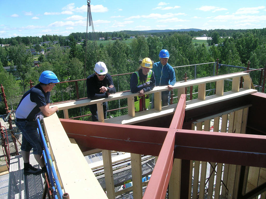 Fra byggeplassen. Espen Surnevik befarer anlegg for overlys i det store tårnet.