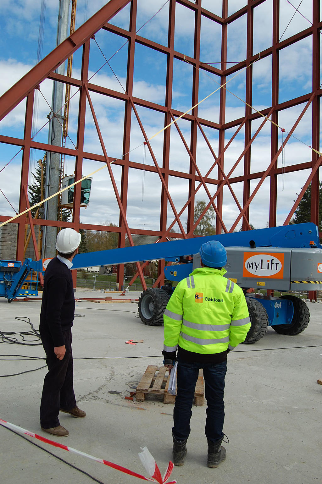 Espen Surnevik og formann Finn Flisen ser på stål montasje