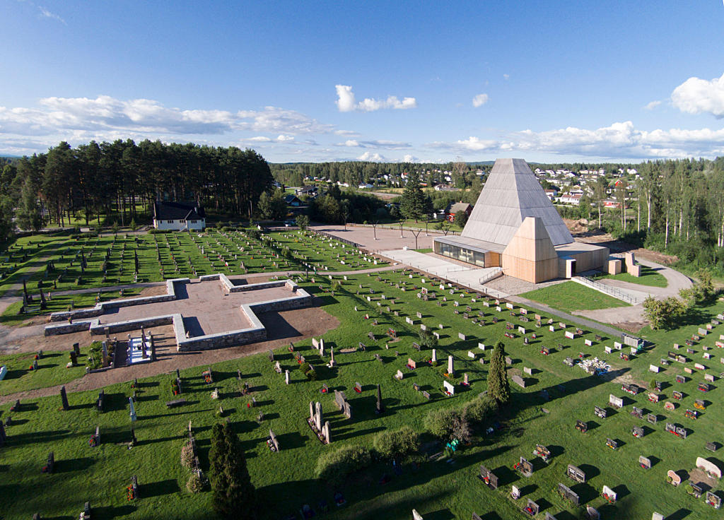 Våler kirkegård med grunnmuren etter den nedbrente kirken.