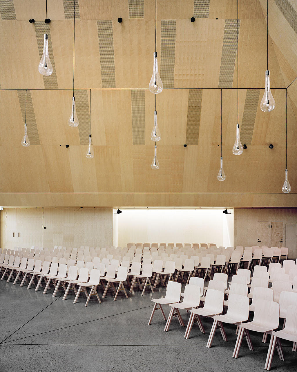 Hovedrommet med spesial tegnede lamper. 