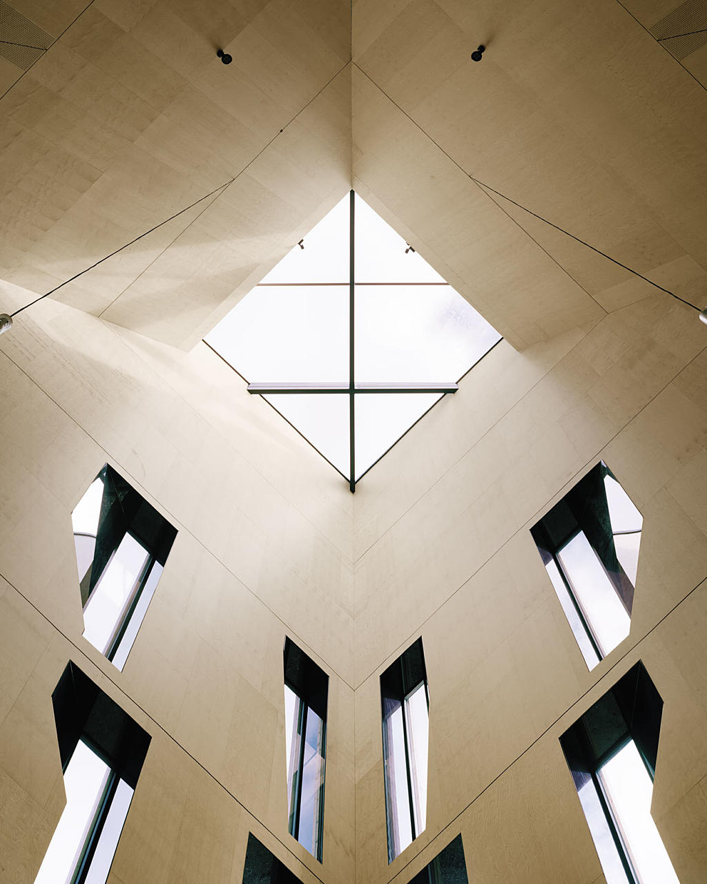 Hovedtårnet med overlys over alteret.