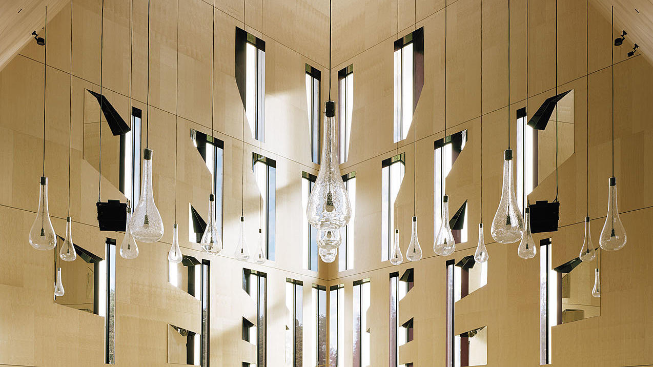 Fra kirkerommet med vinduene som et dekorativt element. Kunstner er Espen Dietrichson.