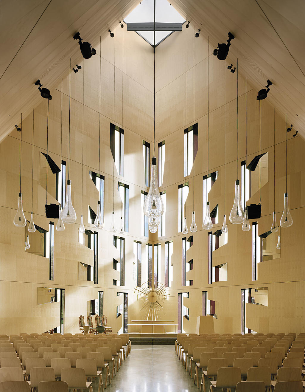 Fra kirkerommet med vinduene som et dekorativt element. Kunstner er Espen Dietrichson.