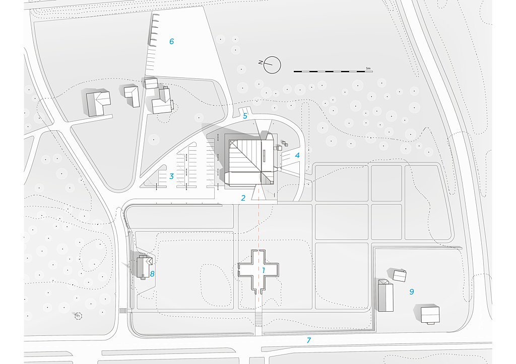 Situasjonsplan. 1. Minnelund (gammel kirke), 2. Kirkebakke, 3. Parkering besøkende, 4. Parkering ansatte, 5. Parkering likskue, 6. Driftssone kirkegård, 7. Hovedvei til Våler sentrum, 8. Kapell, 9. Museumstun.