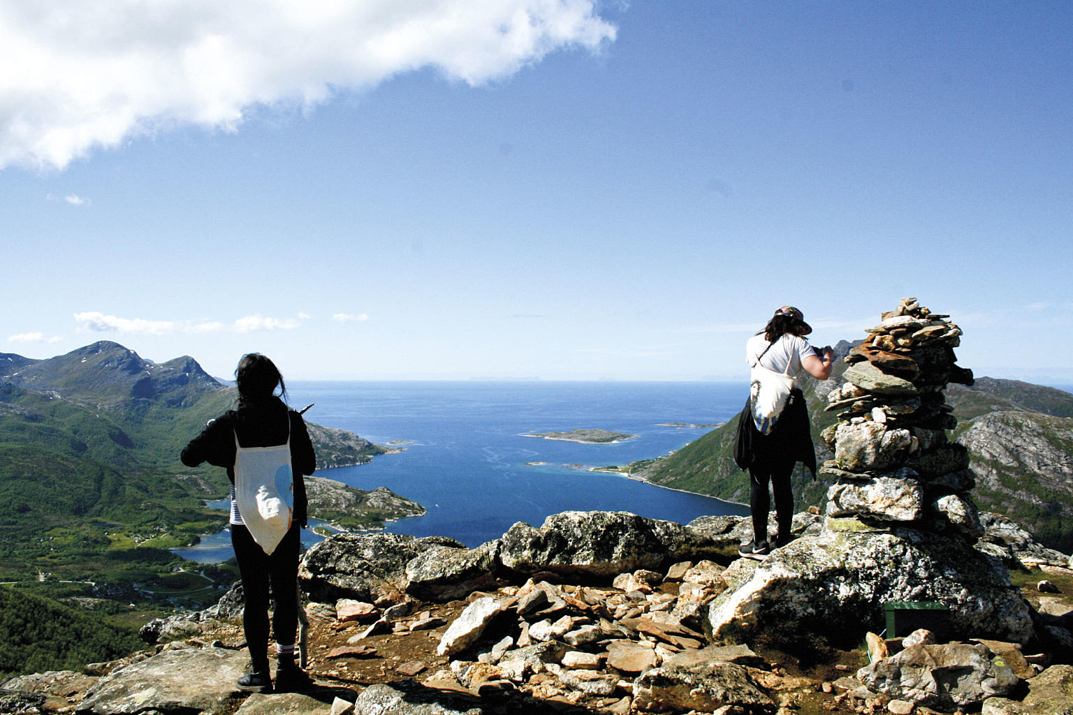 En ny generasjon riktig utstyrt, ikke-erotiserende naturpatrioter opplever det fantastiske norske landskapet. Foto: Bettina Werner
