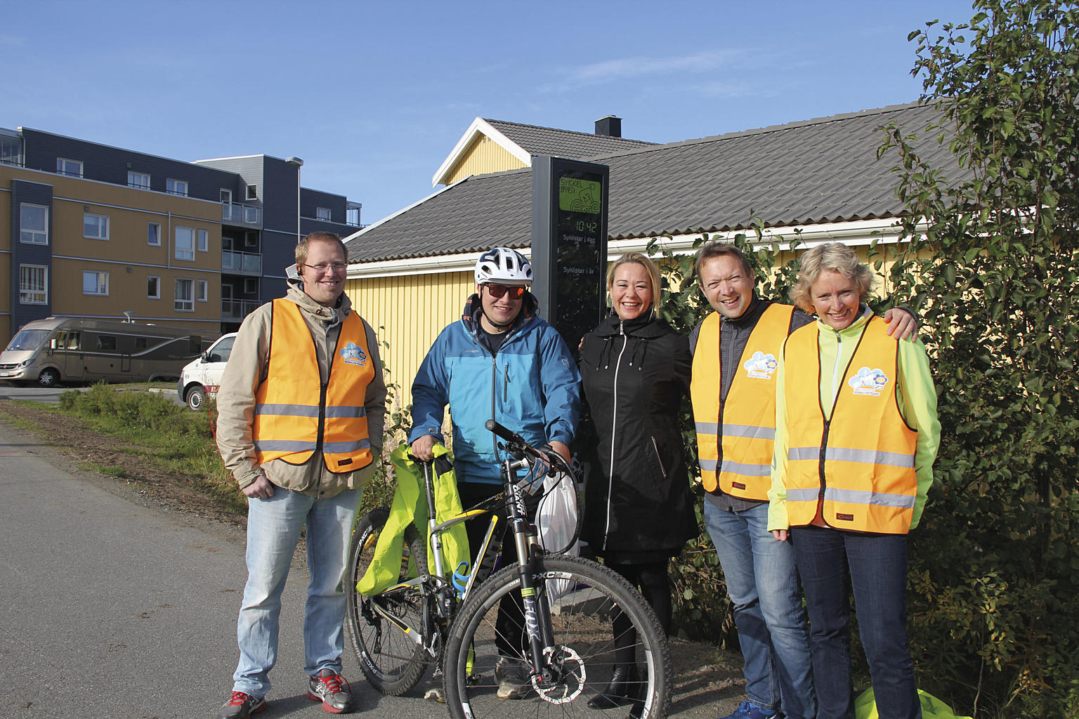Sykkebyen Alta markerer Mobilitetsuken i 2014. I Mobilitetsuken 2015 var spørsmålene: Må bilen være med på alle turene dine? Kan du gå fra barnehagen til jobb? Kan du gå til butikken og ta bussen hjem? Foto: Alta kommune/Altaposten