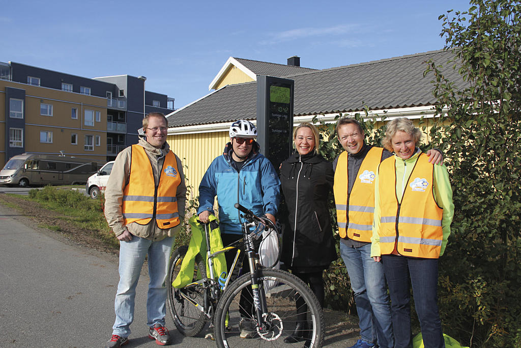 Sykkebyen Alta markerer Mobilitetsuken i 2014. I Mobilitetsuken 2015 var spørsmålene: Må bilen være med på alle turene dine? Kan du gå fra barnehagen til jobb? Kan du gå til butikken og ta bussen hjem?  Foto: Alta kommune/Altaposten