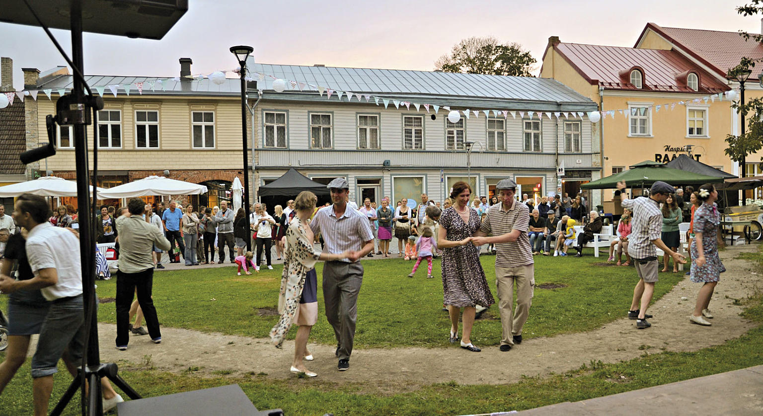 Etter en felles sykkeltur gjennom byen, danser og nyter Swing & Ride-besøkende det urbane landskapet i solnedgangen i Haapsalu, Estland. Foto: Kadri Kosk