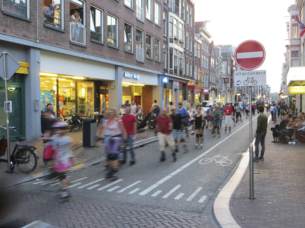Friday Night Skate startet da motorveiene ble stengt etter et jordskjelv i San Francisco i 1989. I  Amsterdam samler arrangementet 20 000 deltakere hver fredag.  Foto: othoo.com