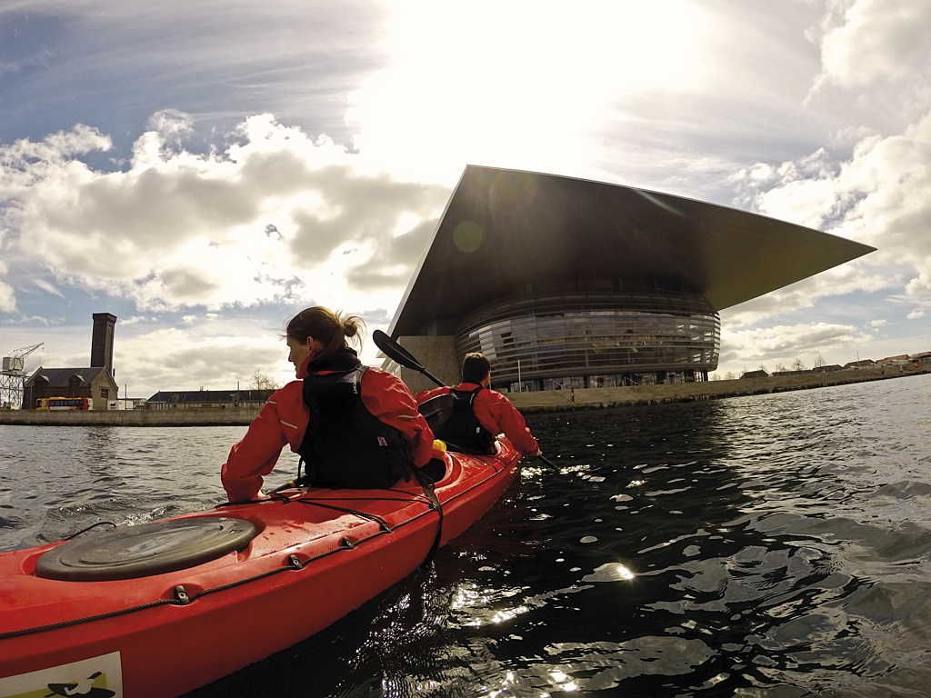 Urban kajakktur i hjertet av København tiltrekker nybegynnere og erfarne padlere: sportsaktiviteter midt i den tettpakkede byen.  Foto: Kayak Rebpublic
