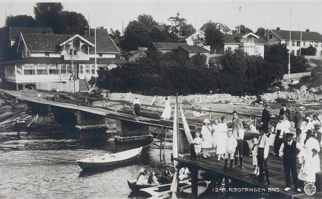 Familiene venter på pappabåten. Rødtangen bad, ca. 1920. Foto: Terra Buskerud - historieboka.no