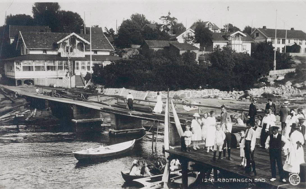 Familiene venter på pappabåten. Rødtangen bad, ca. 1920.  Foto: Terra Buskerud - historieboka.no