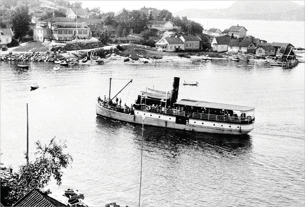 “Pappabåten” D/S Juno på vei til kai i Holmsbu. Båten ble bygget på Akers mekaniske verksted i 1886.  Foto: Terra Buskerud - historieboka.no