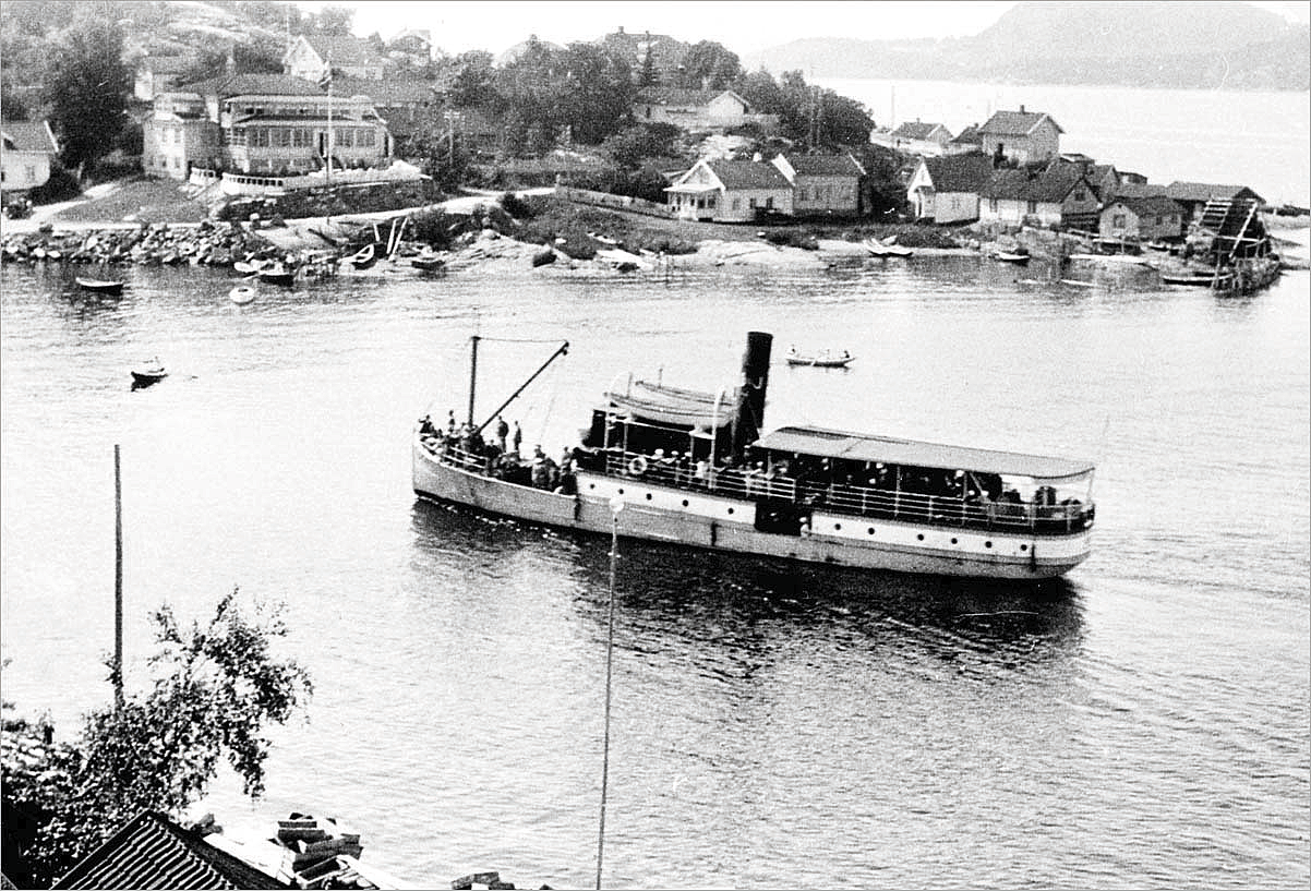 “Pappabåten” D/S Juno på vei til kai i Holmsbu. Båten ble bygget på Akers mekaniske verksted i 1886. Foto: Terra Buskerud - historieboka.no