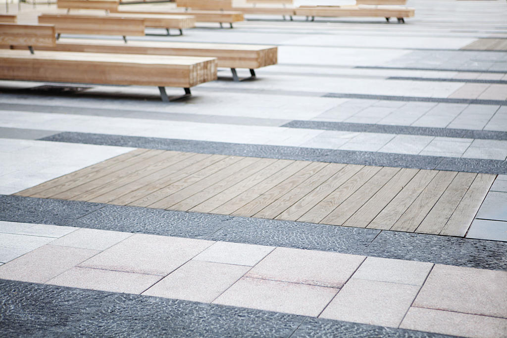 Fra Gulvteppet. Trebenkene kan flyttes ved ulike arrangementer. 