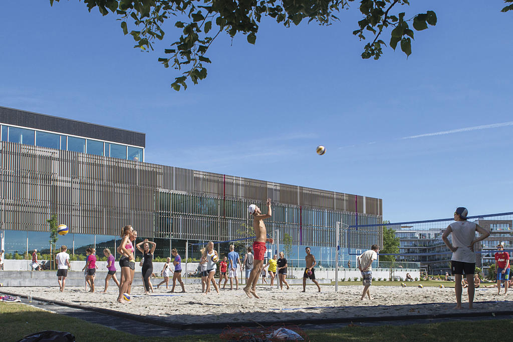 Volleyballbanene er en del av den offentlige parken. 