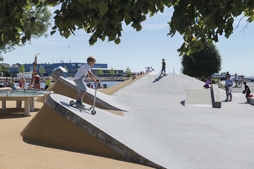 Skateområdet er laget for alt som triller: skateboard, sparkesykler, BMX osv. 