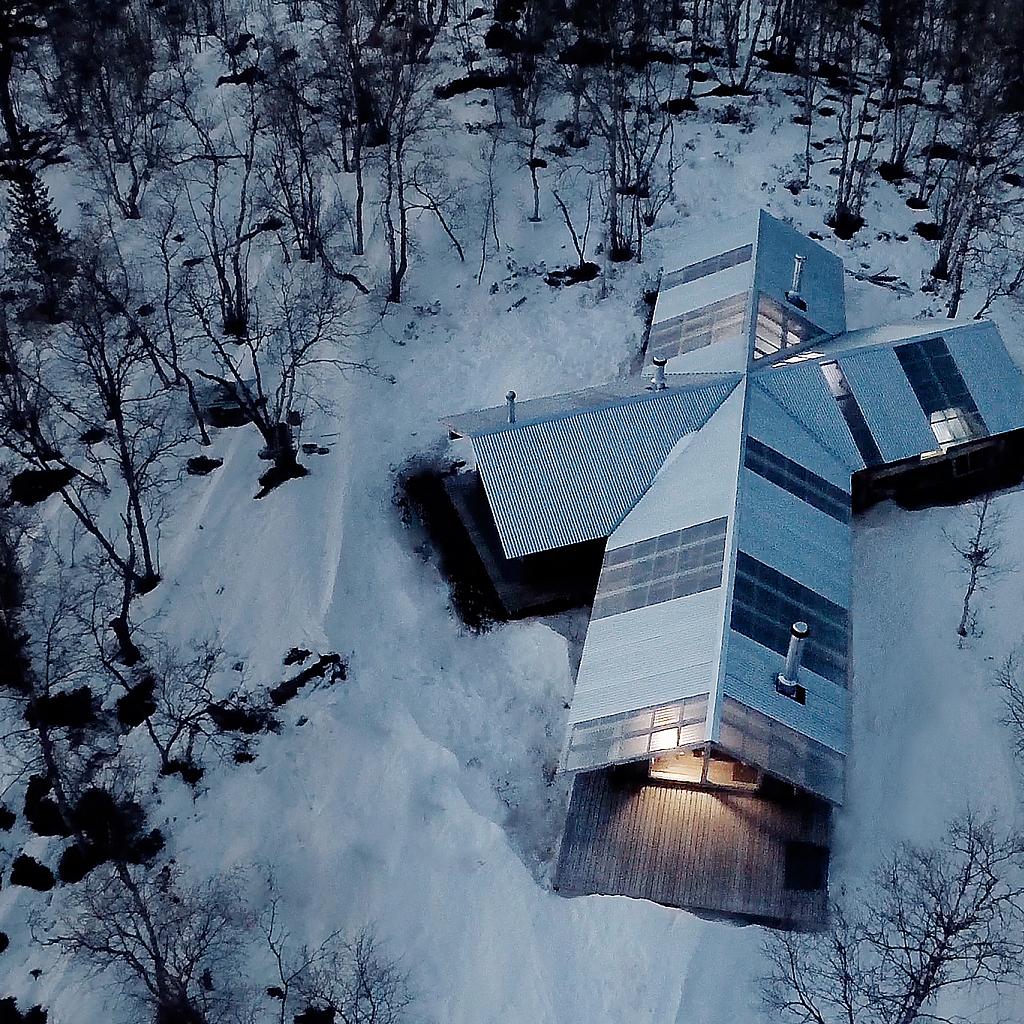 Polykarbonatplatene i taket slipper lys ned i uteområdene under de dype takutspringene. Foto: Tom Gustavsen og Frontal Media