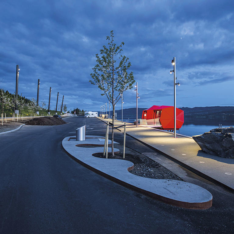 Sørgående rasteplass ved Mjøsa. Arkitekt Løvseth + partner, landskapsarkitekt COWI. Rasteplassen er ett av flere anlegg langs nye E6, der ideen har vært å gi bilførerne noe å se på hvert 3. minutt. Foto: Tomasz Majewski