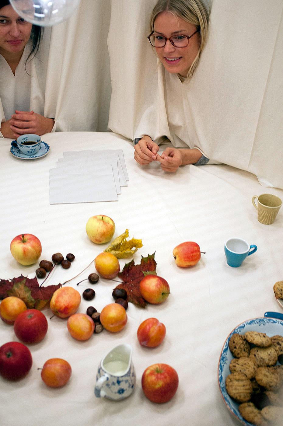 Utprøvning av Marie Vogelzangs design for festmåltid. Foto: Torgil Pålsrud