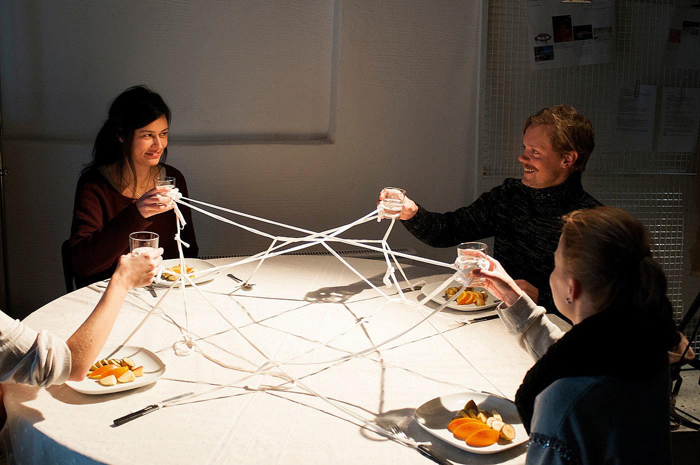 Eksperimentering rundt bordinstallasjonen i dokumentasjonsrommet til utstillingen ”Norvegiska romá – norske sigøynere”.
Foto: Torgil Pålsrud