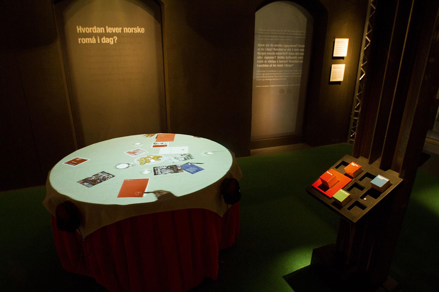 De filmede møtene projiseres ned på bordet igjen.