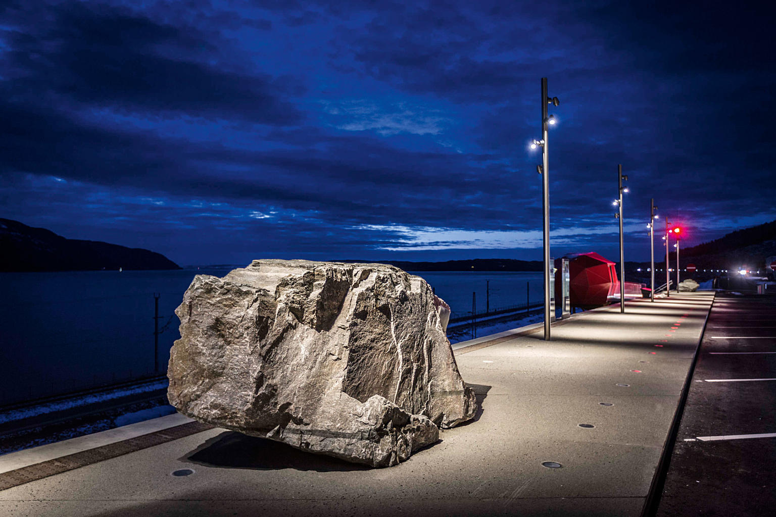 Sydgående rasteplass med fortau av prefabrikkerte betongelementer.