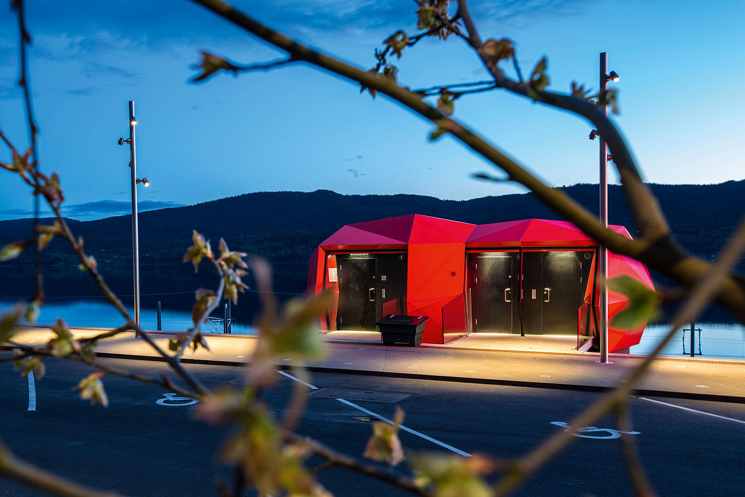 Fra sydgående rasteplass. Toalettbygget.