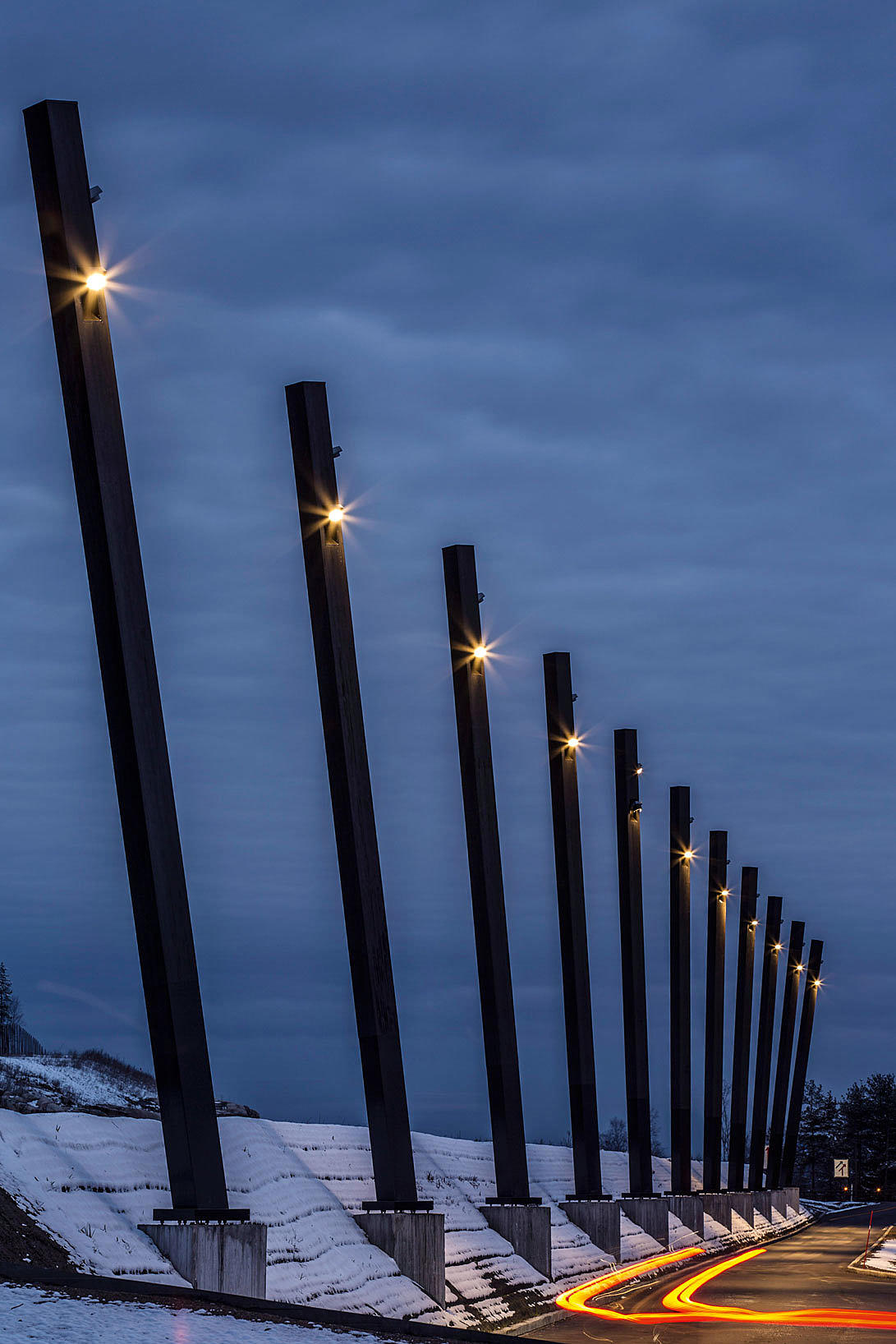 Fra sydgående rasteplass. Lysmastene med datastyrte LED-armaturer.