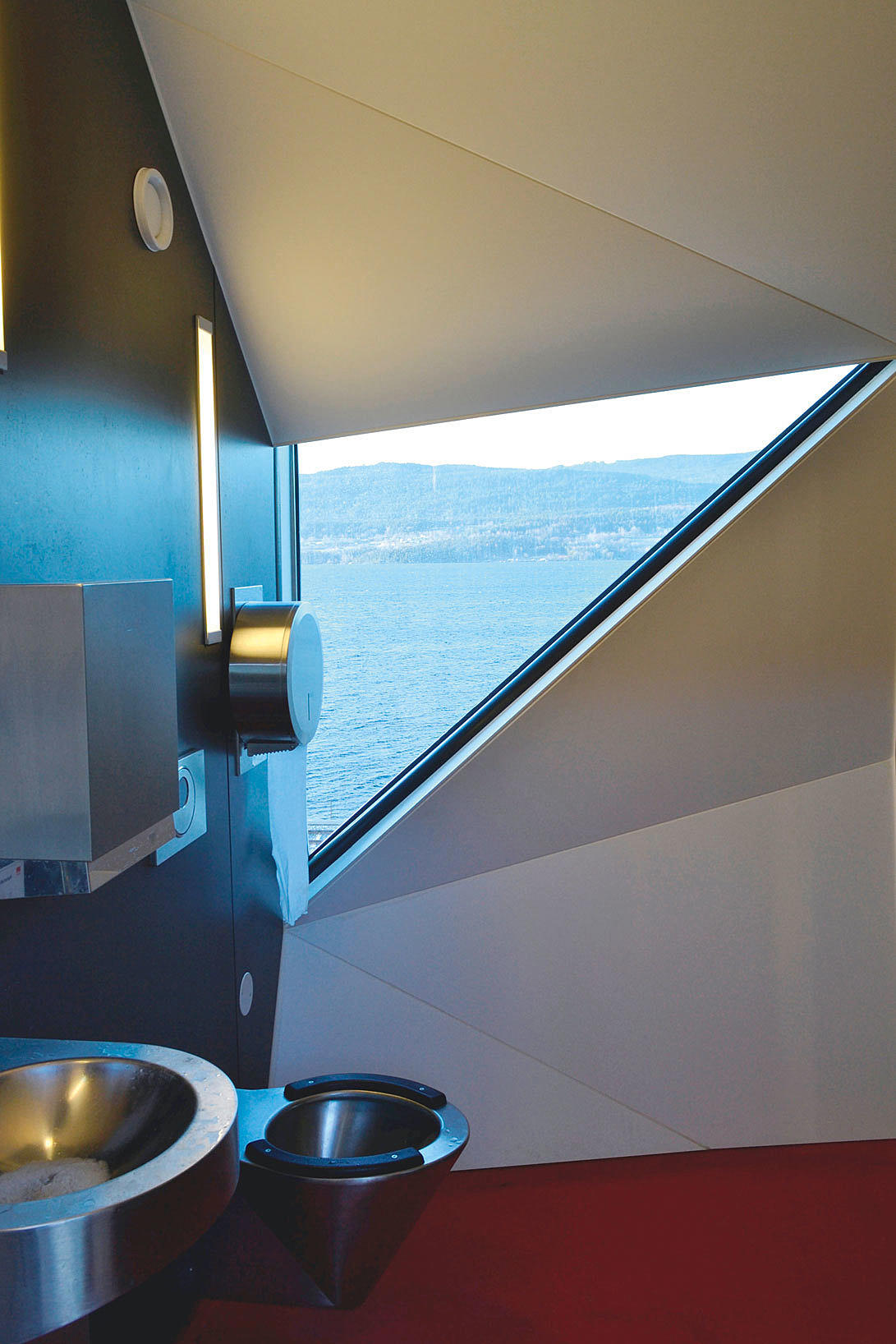 Toalettet med uforstyrret utsikt over Mjøsa.